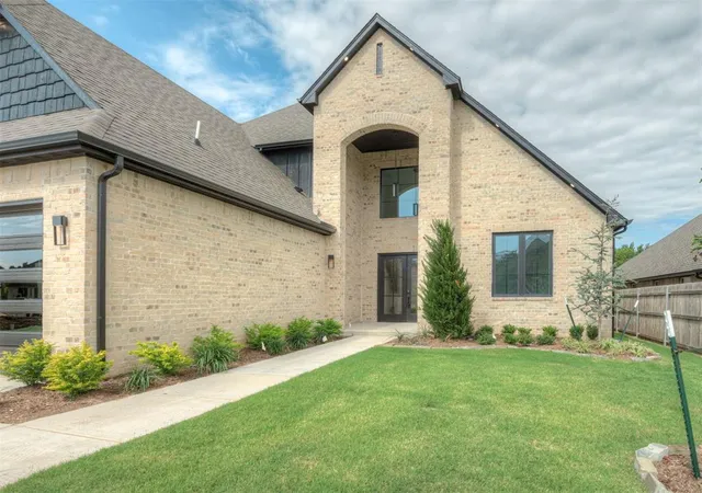 3rd image of 2805 Deer Valley Ln, Yukon, OK 73099 | MLS# 1235005