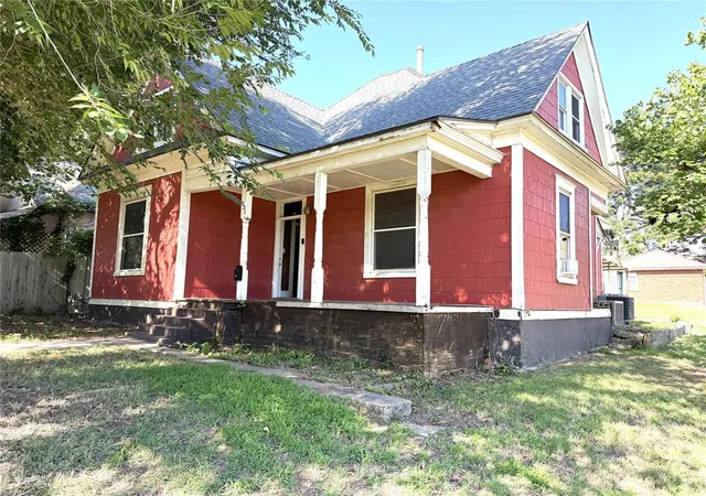 2nd image of 221 N Barker Ave, El Reno, OK 73036 | MLS# 1235008