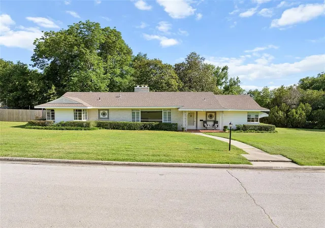 1st image of 1616 Sw 6th St, Ardmore, OK 73401 | MLS# 1235050