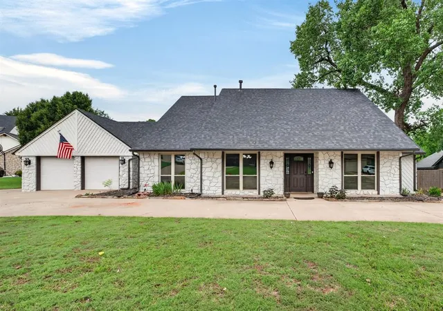 Photo 1 of Single family home for sale at 1809 Nighthawk Ct, Edmond, OK 73034 | MLS# 1235062 | Listing updated on 2026-10-03