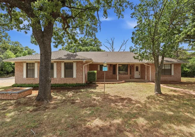 Homes for sale in Duncan, OK | 2188 Foster Dr, Duncan, OK 73533 | MLS# 1235075