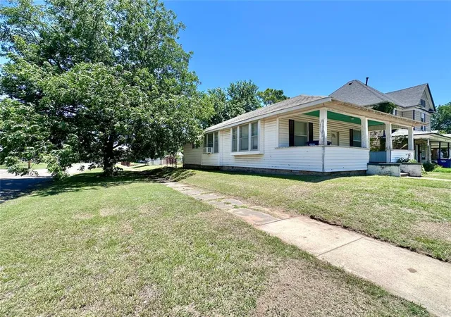 Photo 2 of Sale Pending at 327 N Park Ave, Shawnee, OK 74801 | MLS# 1235082 | Listing updated on 2026-09-02