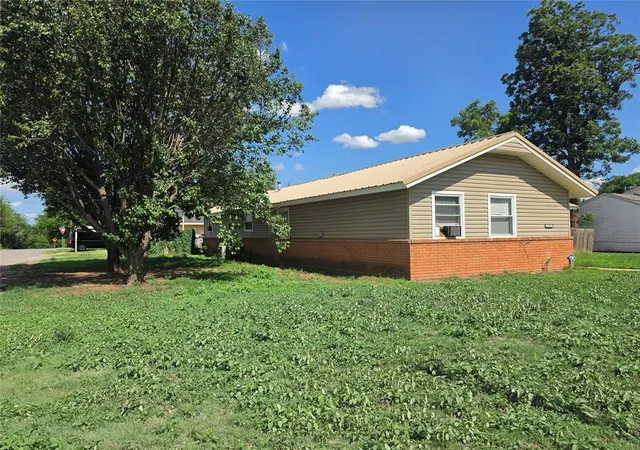Homes for sale in Cordell, OK | 1223 N Lee St, Cordell, OK 73632 | MLS# 1235119