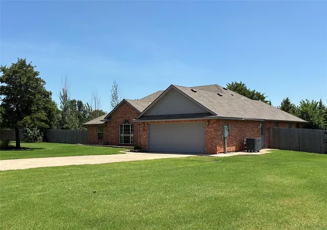3rd image of 236 W Lily Ln, Edmond, OK 73025 | MLS# 1235169