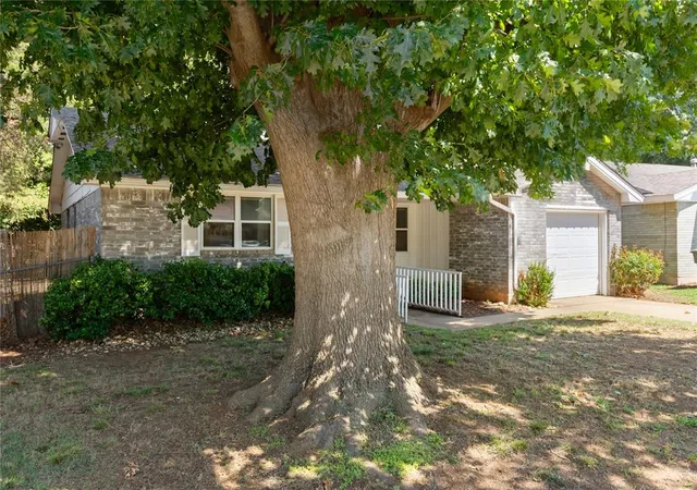 Photo 4 of Single family home for sale at 505 Meadow Lake Dr, Edmond, OK 73003 | MLS# 1235186 | Listing updated on 2026-08-11