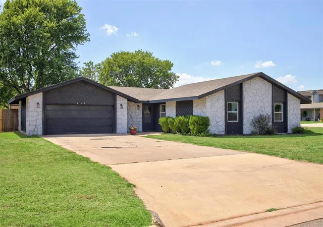 Homes for sale in Elk City, OK | 225 Cypress Ave, Elk City, OK 73644 | MLS# 1235196