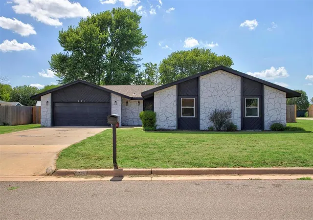 Homes for sale in Elk City, OK | 225 Cypress Ave, Elk City, OK 73644 | MLS# 1235196
