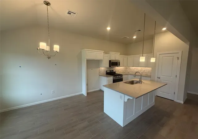 3rd image of 7620 Windstone Dr, Oklahoma City, OK 73132 | MLS# 1235205