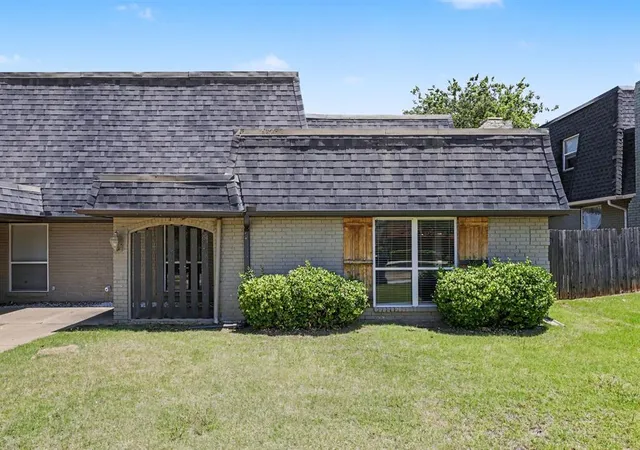 2nd image of 11008 Springhollow Rd, Oklahoma City, OK 73120 | MLS# 1235210