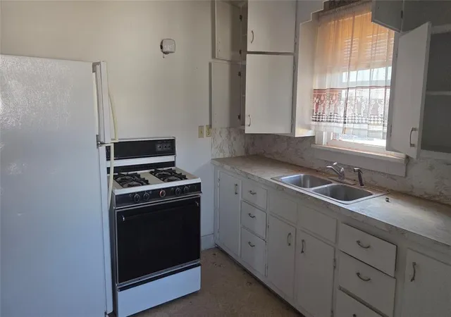Listing Photo 2 - Condo for sale in building located at 419 N Arapaho Ave, Hydro, OK 73048 - Unit #