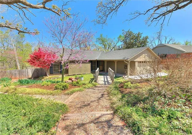 2nd image of 1704 S Rankin St, Edmond, OK 73013 | MLS# 1235232