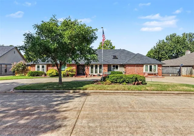 Photo 3 of Sale Pending at 808 Glenridge Dr, Edmond, OK 73013 | MLS# 1235235 | Listing updated on 2026-09-05