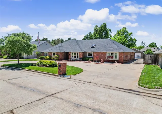 Photo 4 of Sale Pending at 808 Glenridge Dr, Edmond, OK 73013 | MLS# 1235235 | Listing updated on 2026-09-05
