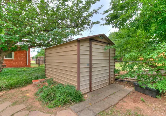 Homes for sale in The Village, OK | 9805 Chesterton Pl, The Village, OK 73120 | MLS# 1235253
