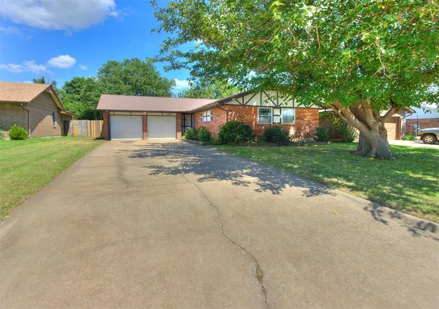 Homes for sale in Moore, OK | 1200 N Southminster St, Moore, OK 73160 | MLS# 1235263