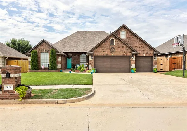 Homes for sale in Mustang, OK | 768 W Windmill Ct, Mustang, OK 73064 | MLS# 1235264