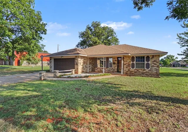 Homes for sale in Elk City, OK | 1001 W E Ave, Elk City, OK 73644 | MLS# 1235271
