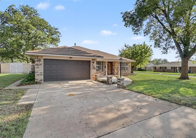 3rd image of 1001 W E Ave, Elk City, OK 73644 | MLS# 1235271