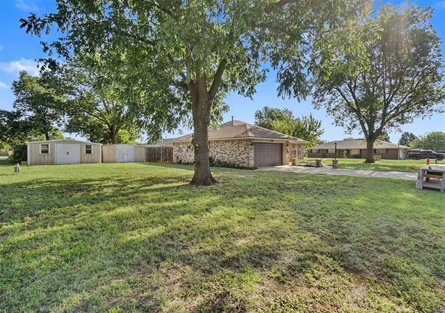 4th image of 1001 W E Ave, Elk City, OK 73644 | MLS# 1235271