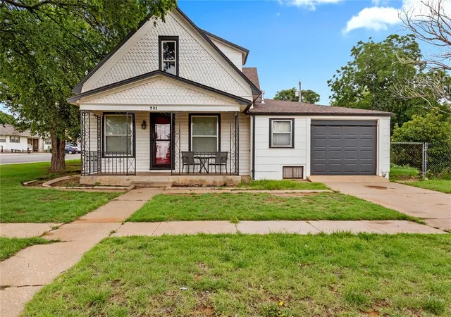 Homes for sale in Weatherford, OK | 301 E Arapaho Ave, Weatherford, OK 73096 | MLS# 1235284