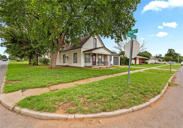 Homes for sale in Weatherford, OK | 301 E Arapaho Ave, Weatherford, OK 73096 | MLS# 1235284