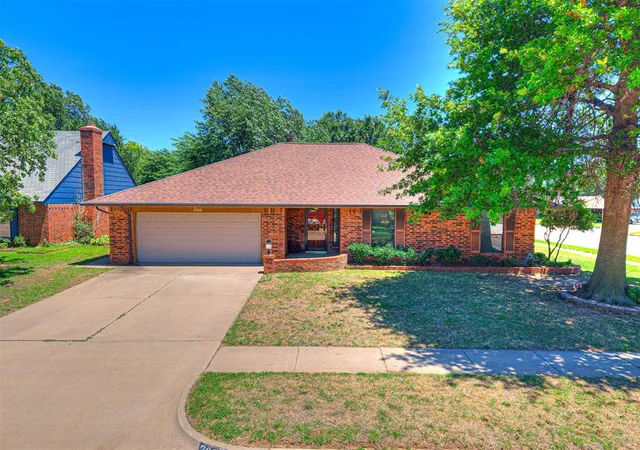 2nd image of 700 N Briarcliff Dr, Moore, OK 73170 | MLS# 1235285