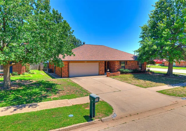 3rd image of 700 N Briarcliff Dr, Moore, OK 73170 | MLS# 1235285