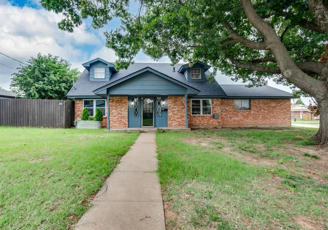 1st image of 214 Del Mar Dr, Yukon, OK 73099 | MLS# 1235286