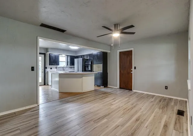 2nd image of 214 Del Mar Dr, Yukon, OK 73099 | MLS# 1235286