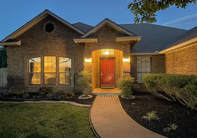 2nd image of 301 Whitman Ct, Edmond, OK 73003 | MLS# 1235309