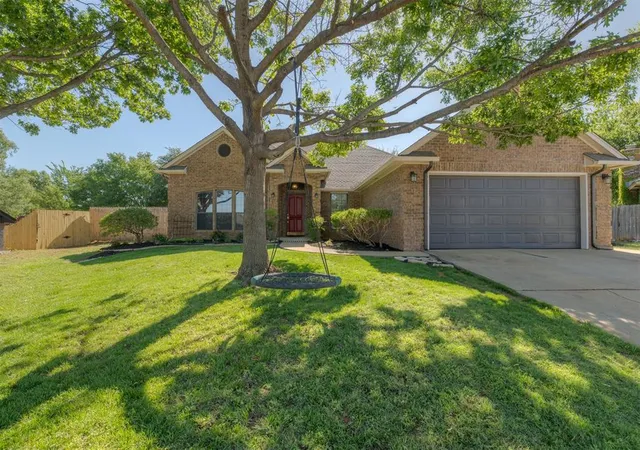3rd image of 301 Whitman Ct, Edmond, OK 73003 | MLS# 1235309