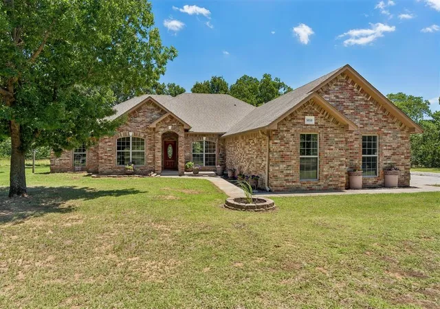 Homes for sale in Harrah, OK | 5050 Pond Dr, Harrah, OK 73045 | MLS# 1235356