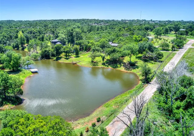 2nd image of 2101 E Lakewood Dr, Guthrie, OK 73044 | MLS# 1235371