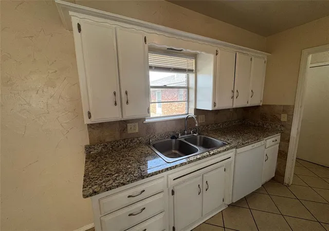 Listing Photo 5 - Condo for sale in building located at 3600 N Willow Springs Dr, Oklahoma City, OK 73112