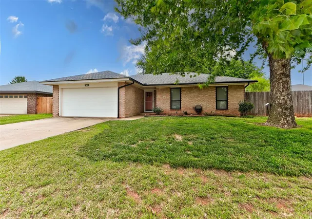 Homes for sale in Mustang, OK | 630 S Heights Dr, Mustang, OK 73064 | MLS# 1235529