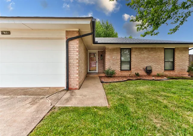 Homes for sale in Mustang, OK | 630 S Heights Dr, Mustang, OK 73064 | MLS# 1235529
