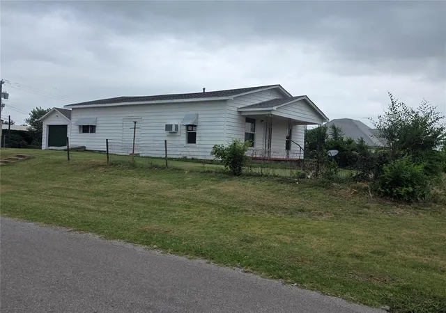 Homes for sale in Chickasha, OK | 928 S 3rd St, Chickasha, OK 73018 | MLS# 1235544