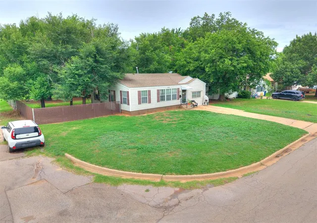 Homes for sale in Chickasha, OK | 1728 S 20Th St, Chickasha, OK 73018 | MLS# 1235562