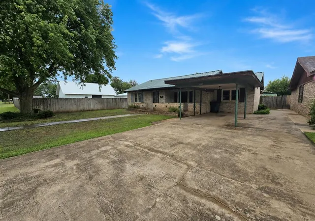 Homes for sale in Mangum, OK | 1809 N Oregon Ave, Mangum, OK 73554 | MLS# 1235611