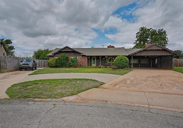 Homes for sale in Clinton, OK | 1034 Circle Dr, Clinton, OK 73601 | MLS# 1235756