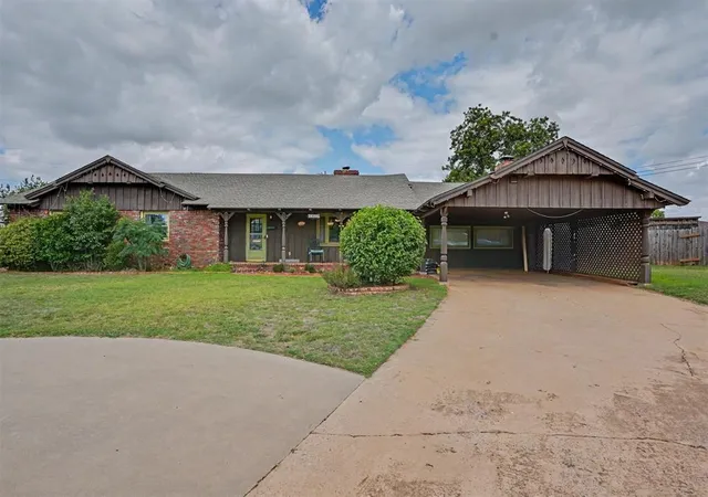 Homes for sale in Clinton, OK | 1034 Circle Dr, Clinton, OK 73601 | MLS# 1235756