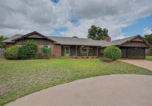 Homes for sale in Clinton, OK | 1034 Circle Dr, Clinton, OK 73601 | MLS# 1235756