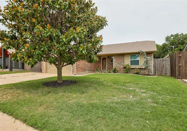 Homes for sale in Moore, OK | 929 Sw 11th St, Moore, OK 73160 | MLS# 1235814
