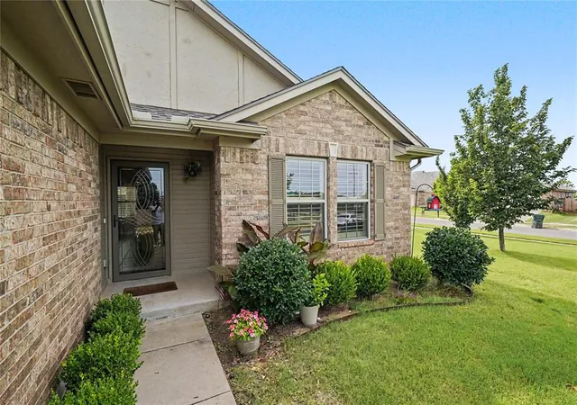 Homes for sale in Norman, OK | 2932 Trailwood Dr, Norman, OK 73069 | MLS# 1235818