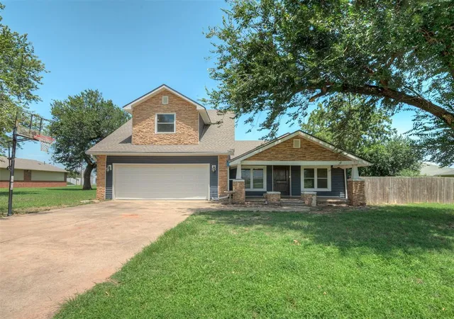 Homes for sale in Crescent, OK | 112 N Broadway St, Crescent, OK 73028 | MLS# 1235895