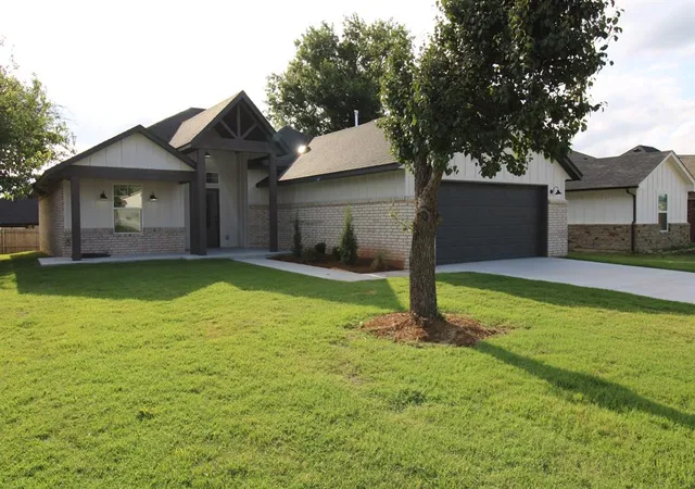 Homes for sale in Oklahoma City, OK | 8421 Stonewood Dr, Oklahoma City, OK 73135 | MLS# 1235919