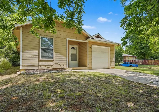 1st image of 524 E Grant Ave, Guthrie, OK 73044 | MLS# 1235928