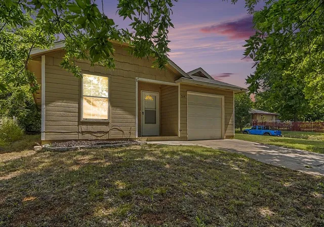 2nd image of 524 E Grant Ave, Guthrie, OK 73044 | MLS# 1235928