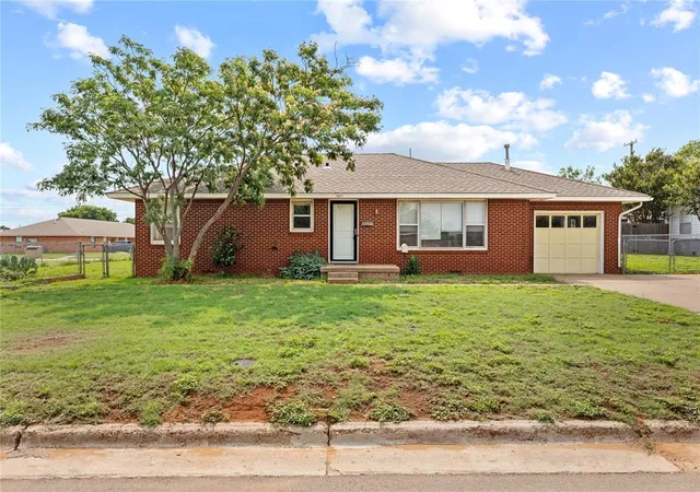 Homes for sale in Weatherford, OK | 1009 N Illinois St, Weatherford, OK 73096 | MLS# 1235980