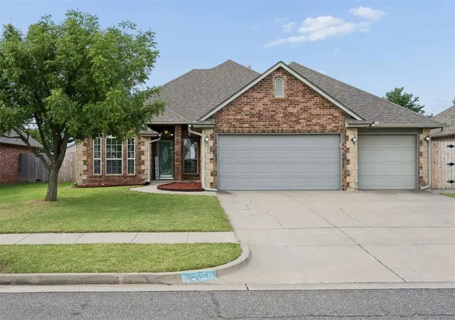 Homes for sale in Moore, OK | 2216 Sw 33rd St, Moore, OK 73170 | MLS# 1235993